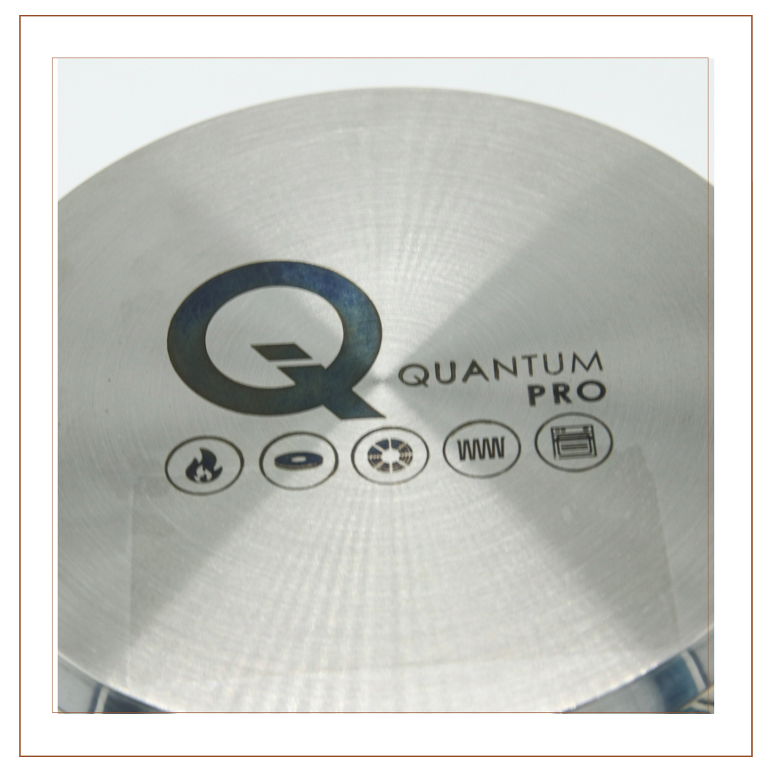 Đáy nồi chảo Quantum Pro ba lớp một lớp được rèn thành một tấm để tránh bị tách hoặc cong vênh